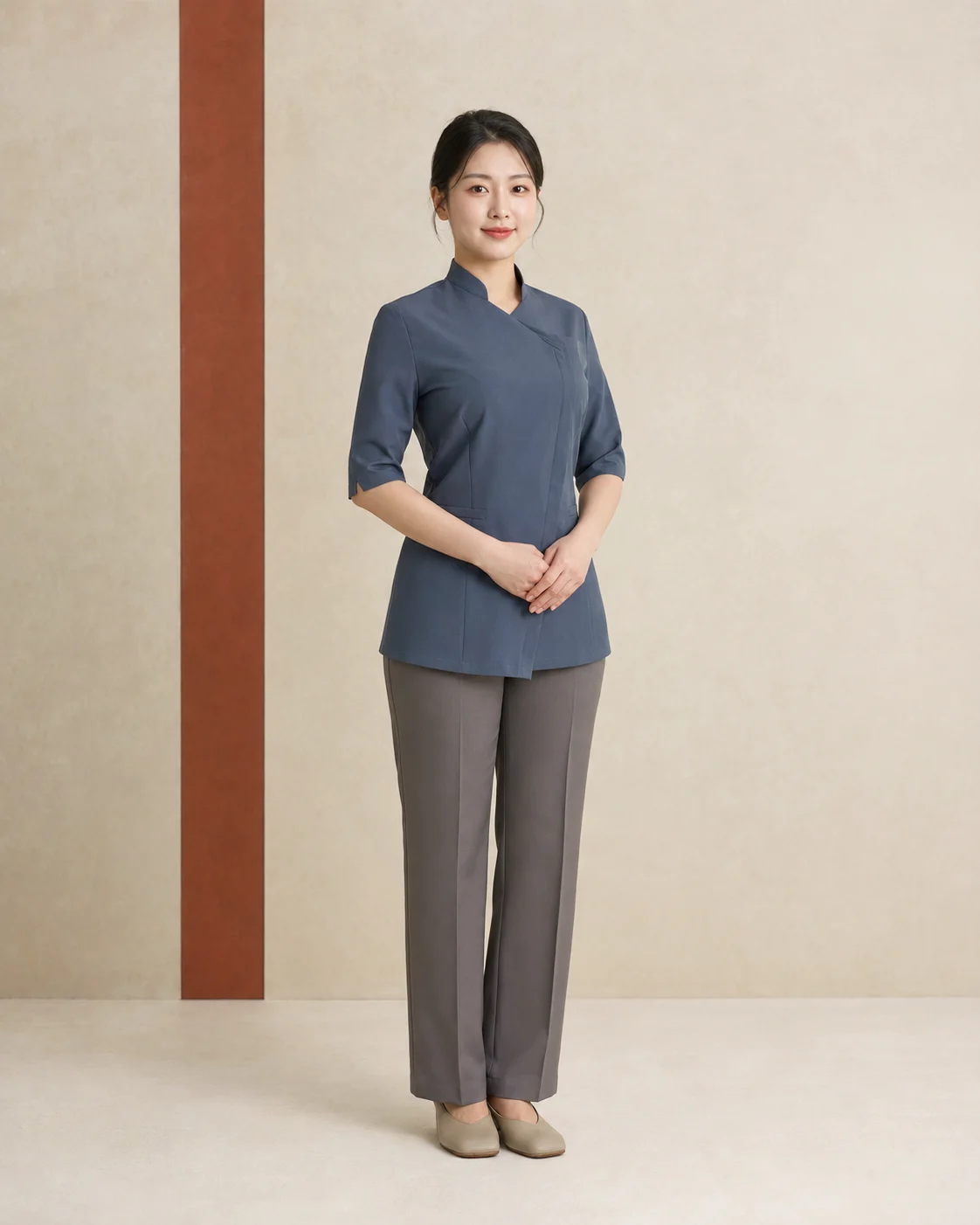 슬레이트색 전문 관리복을 입은 20대 한국인 성인 여성 마사지사 전신